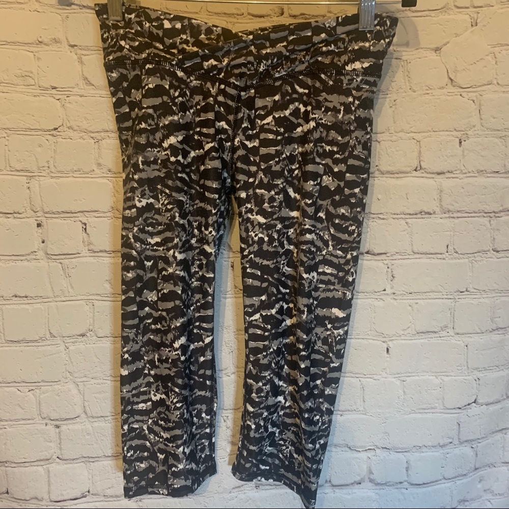 Fabletics midrise black & gray print capris, S